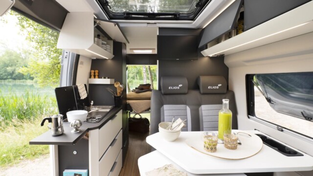 Parmi les autres évolutions de la gamme Skyline, la boiserie des placards de pavillon passe d'une teinte blanche à gris anthracite.