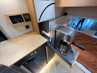 KIWI SENJA - cafetière sur tablette extractible.