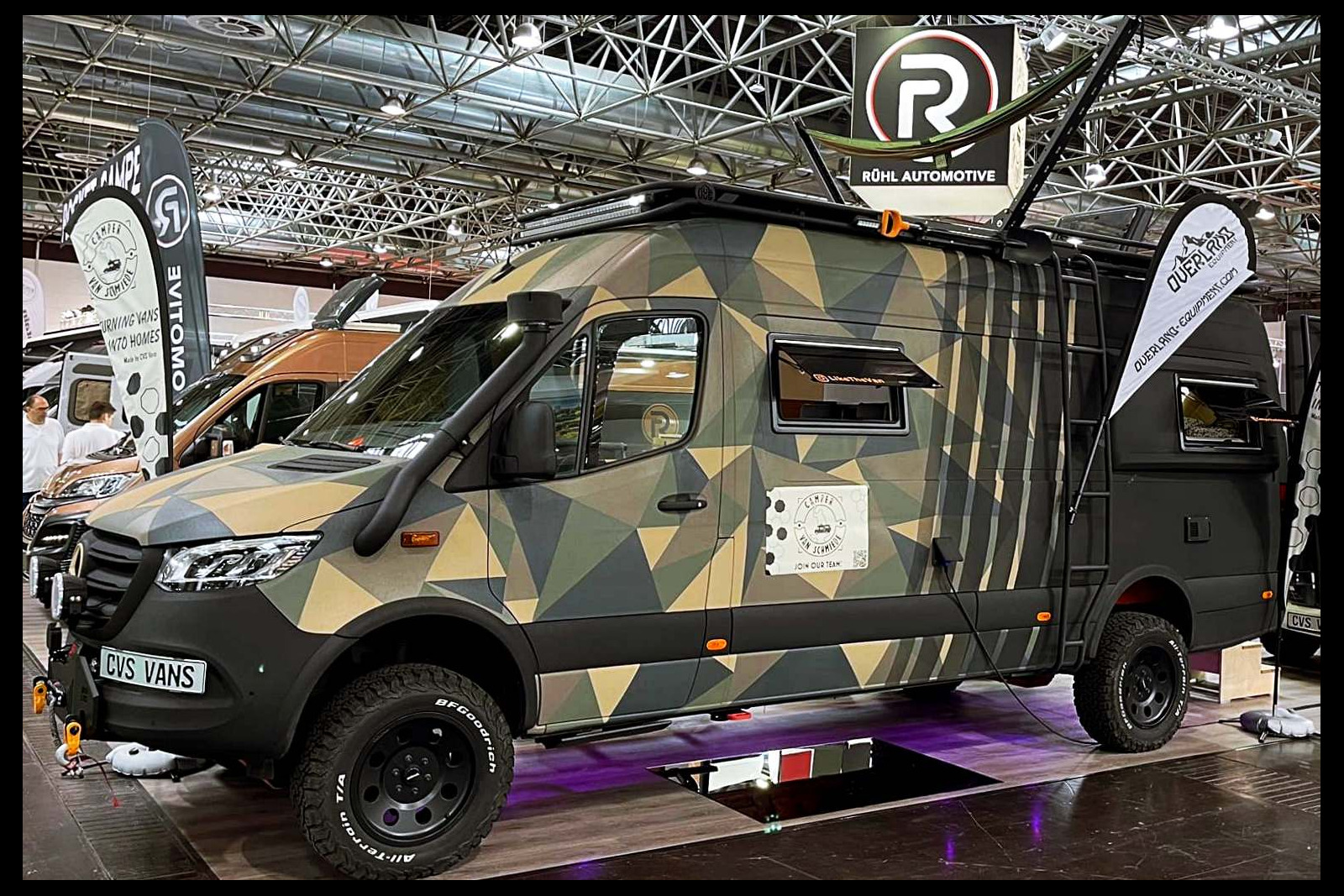 "The Beast" : un Mercedes Sprinter 4x4 avec douche, WC, four, terrasse et hamac sur le toit...