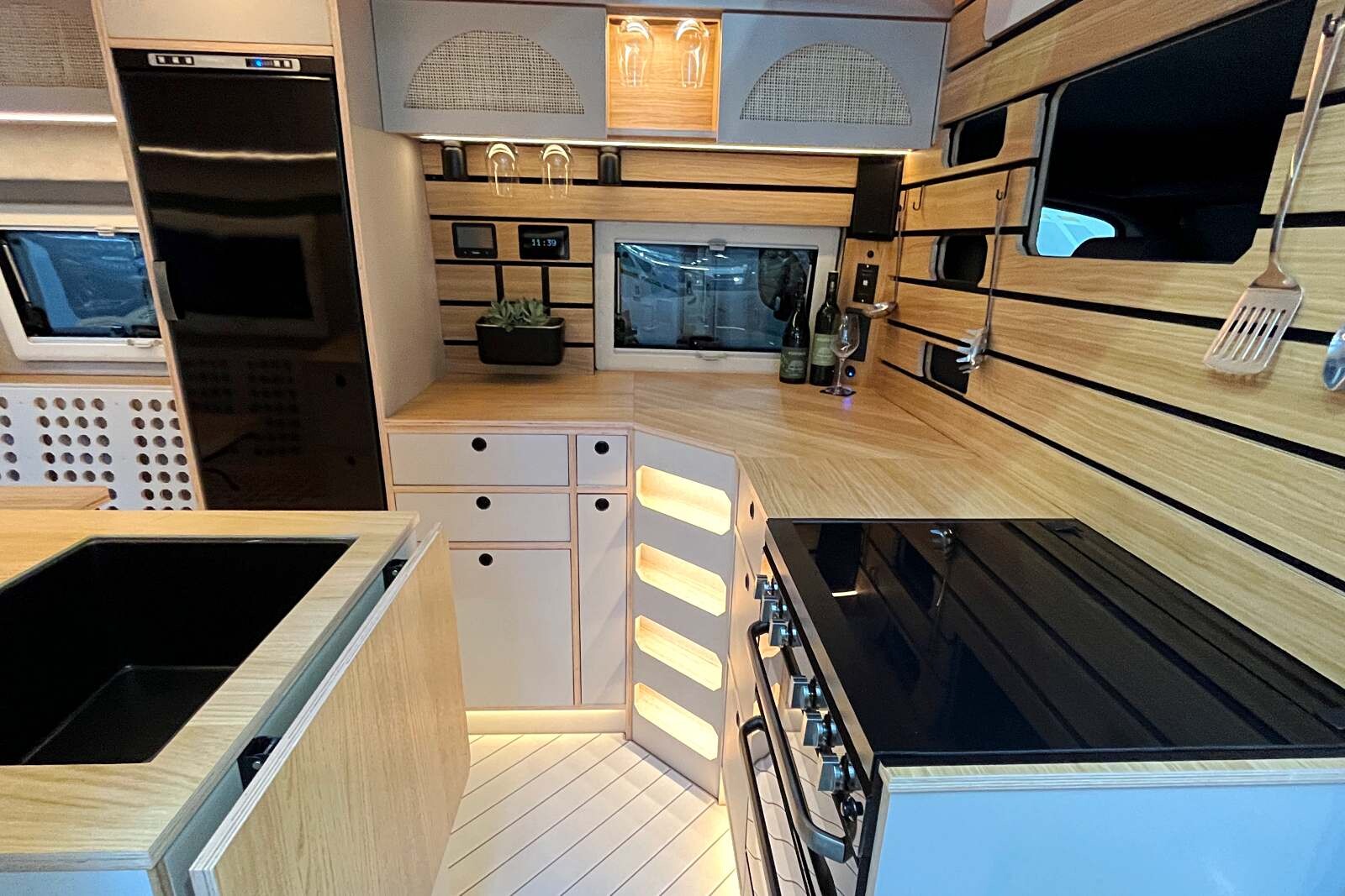 Une autre Mercedes Sprinter avec un aménagement apprécié des vanlifers : une très grande cuisine derrière la cabine