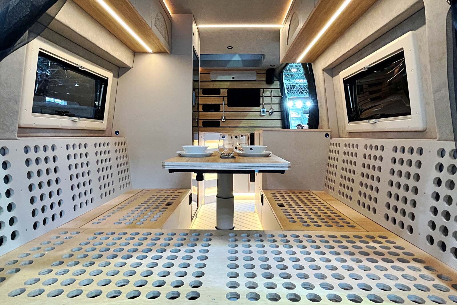 Les assises enlevées montrent l'utilisation de bois robuste et alvéolé qui allège le poids des matériaux et facilite la circulation d'air.