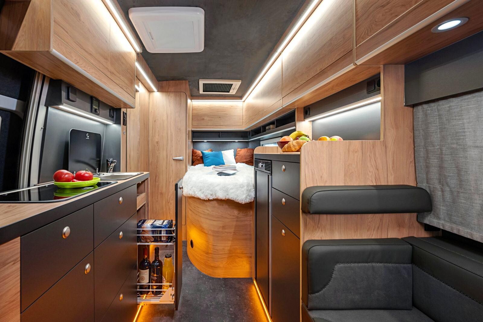 La salle d'eau et le lit à la française relégués à l'arrière se révèlent assez étroits (largeur du lit : 125 cm)