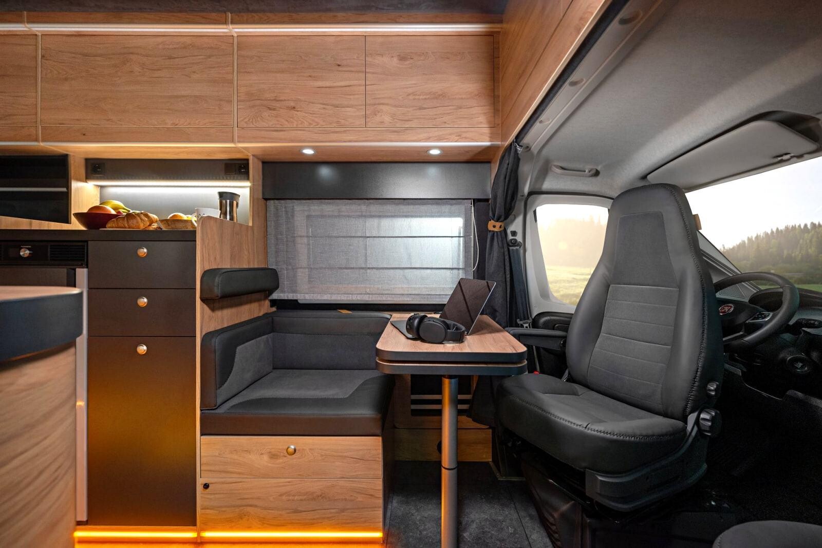 L'assise latérale pour les repas n'est pas homologué pour la route