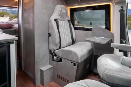 Summit shine, la configuration de série : 3 places assises, avec un siège individuel face route