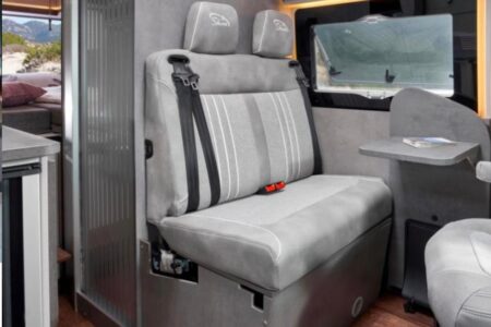 Deuxième option 4 places : une banquette classique