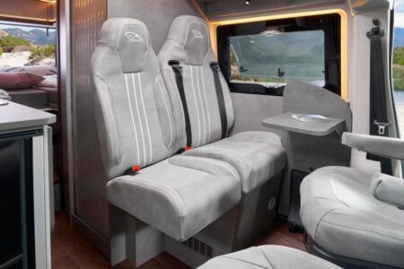 Première option 4 places : un siège individuel + 1 siège complémentaire