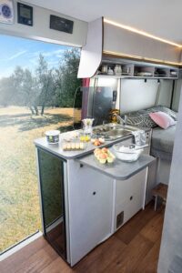 Le bloc cuisine des Summit Shine héberge un frigo 100 L à compression (Shine 540)