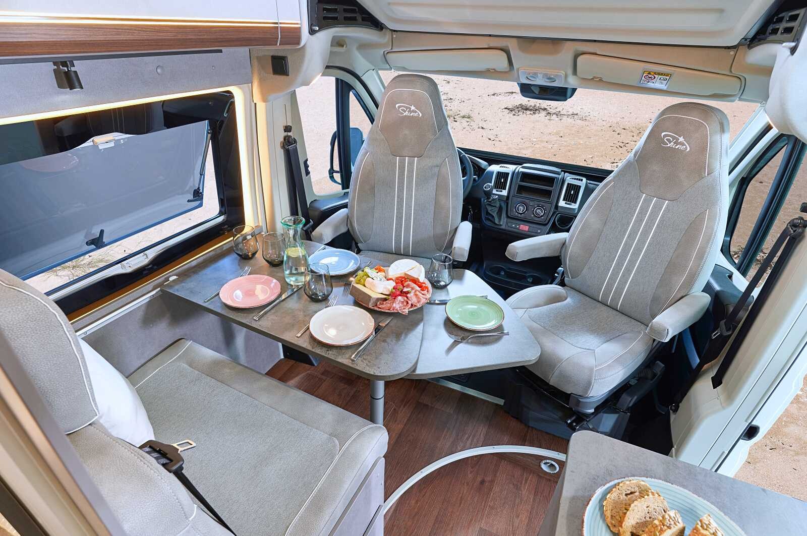 Le Shine 600 avec les 3 options : banquette double, table longue avec pied et rallonge, MultiRoof (en position relevé)