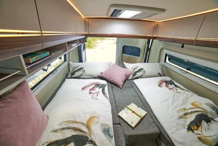 Avec seulement 5,99 m de long, le Summit Shine 600L héberge 2 confortables lits jumeaux (200 x 80 cm et 180 x 80 cm) fourgon lits jumeaux