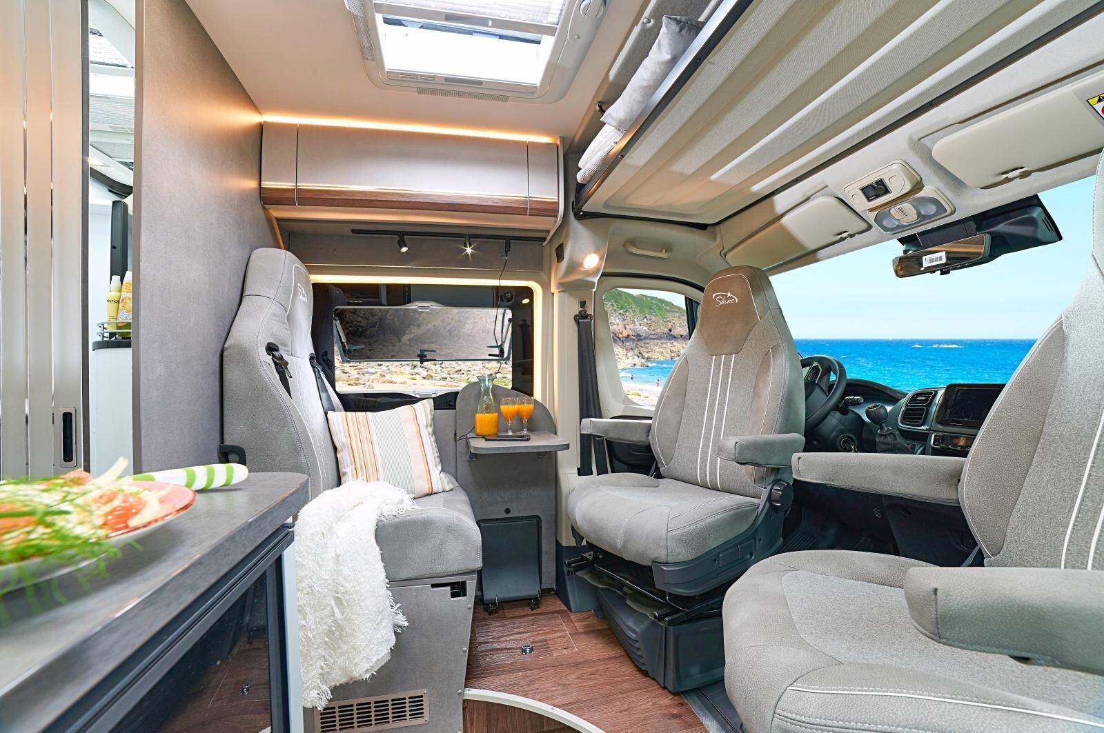 Le MultiRoof abaissé pour y ranger des affaires au dessus de la cabine (Shine 600L)