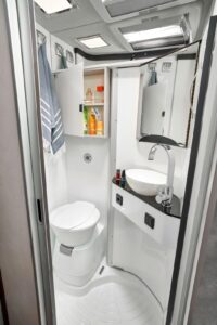 La salle d'eau du Summit 640, version cabinet de toilette...