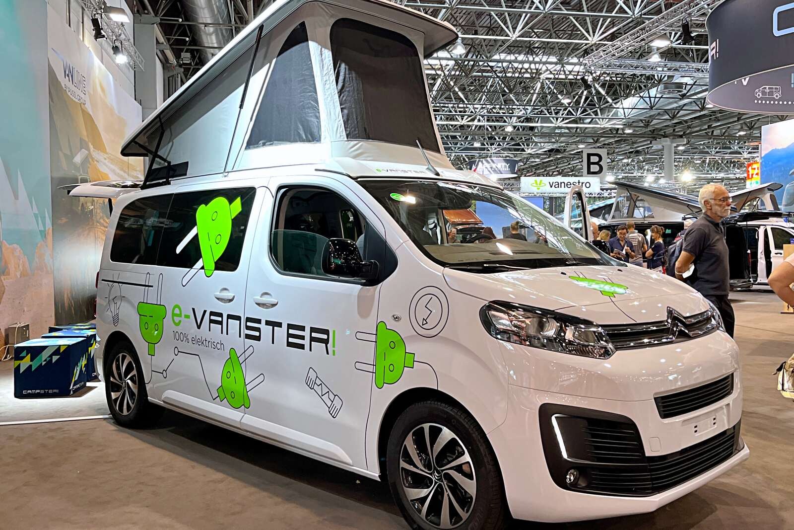 Vanster, le plus maniable et polyvalent des vans à toit relevable signé Pössl, passe à l'électrique sur base e-SpaceTourer (Lxh : 4,95 m x 1,99 m)