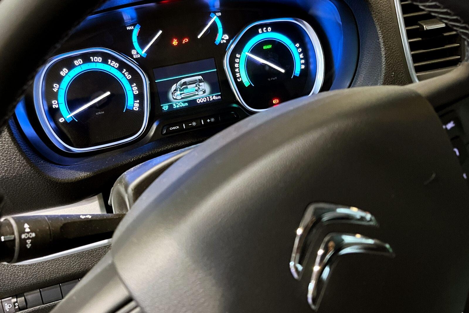 Double affichage intelligent de la consommation d'électricité sur l'écran volant et l'écran central