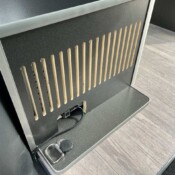 Reimo Weekender 2 - maintenus par des vis de serrage, les meubles sont amovibles.