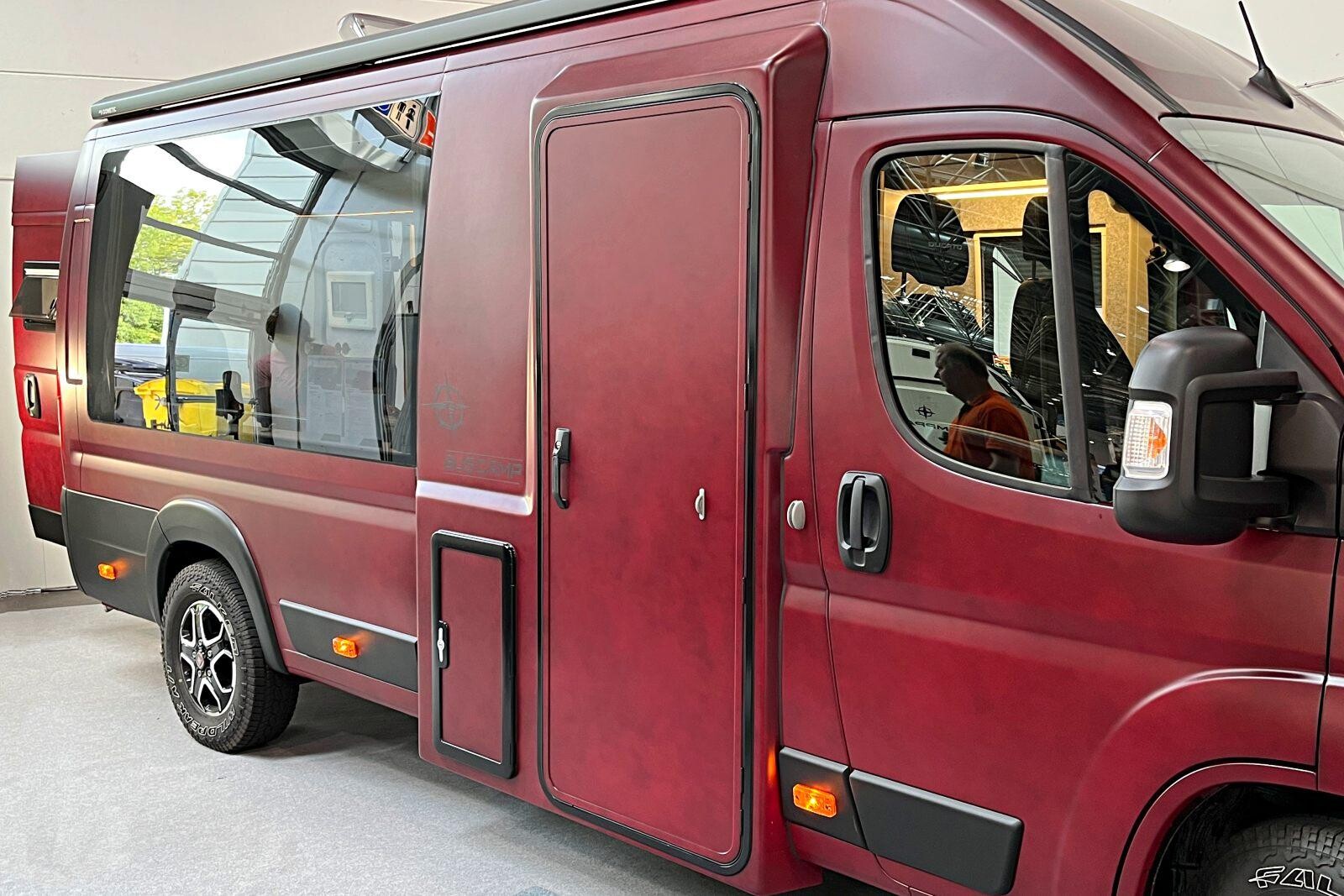 Remplacer la porte coulissante par une vraie porte, beaucoup de vanlifers en rêvent !