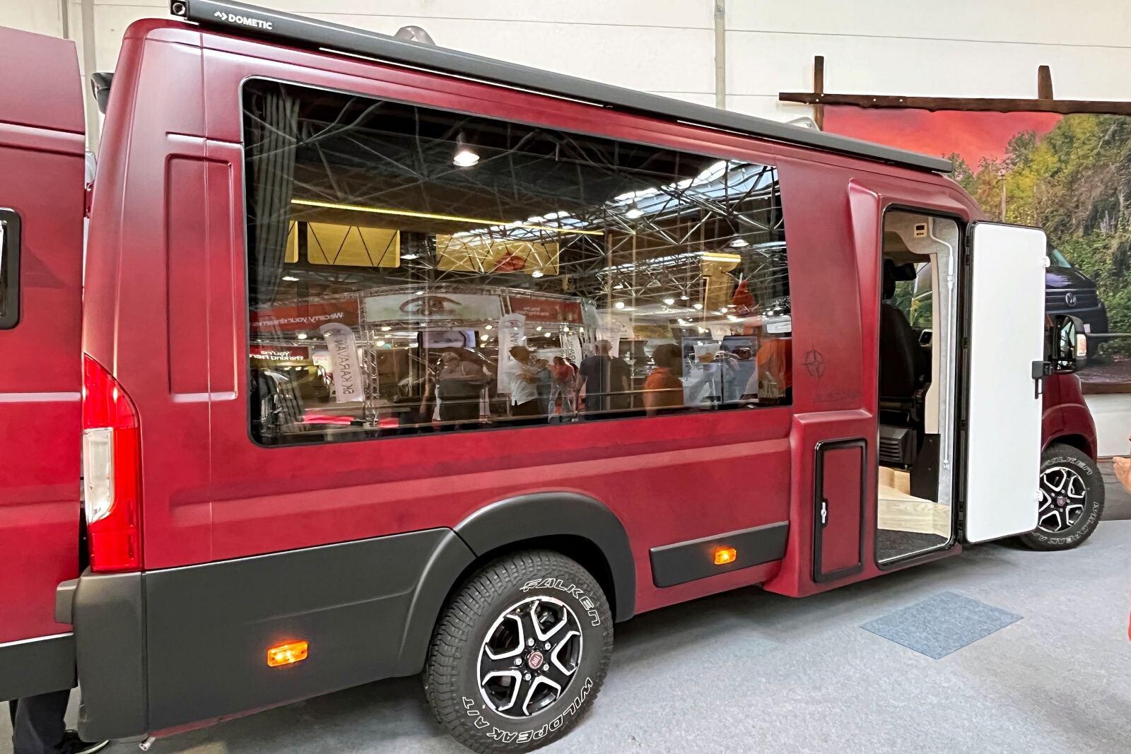 Une fois passée l'impression de corbillard, on apprécie l'apport de visibilité et de lumière de l'immense vitre panoramique du Tipi XL