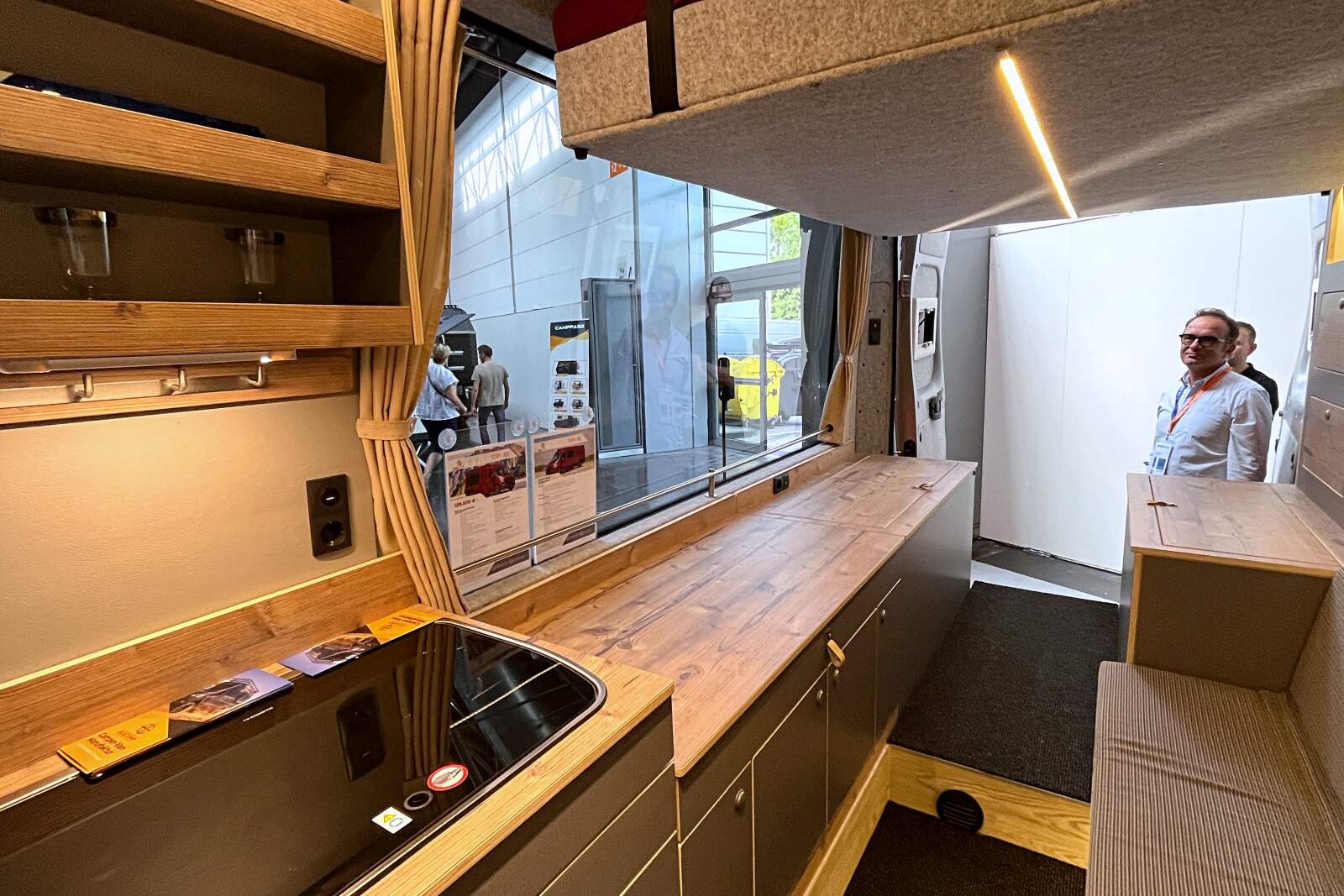 L'aménagement intérieur est intelligemment pensé pour laisser la paroi latérale dégagée