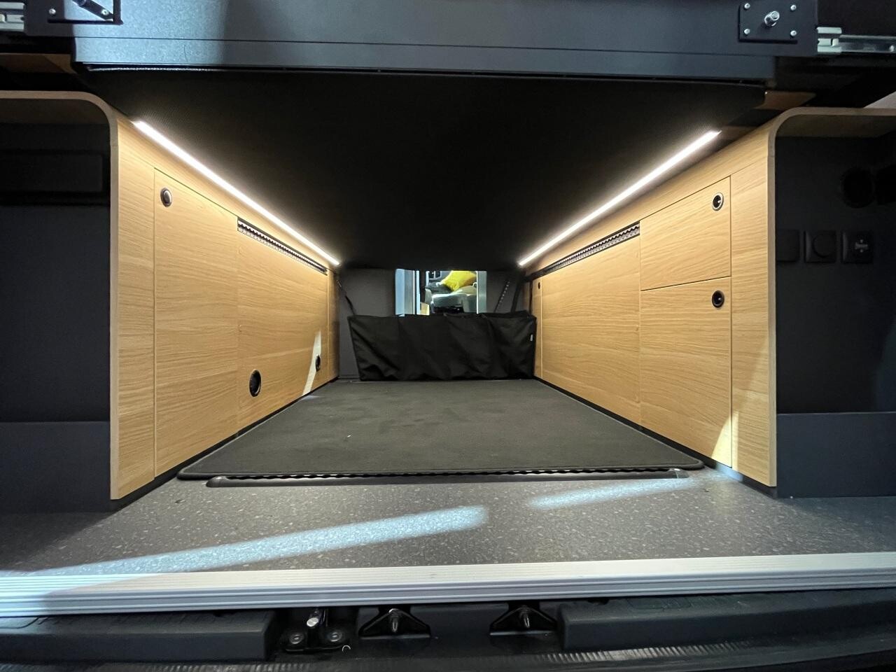 Adria Twin Max - beaucoup de rangements, même avec le lit bas.