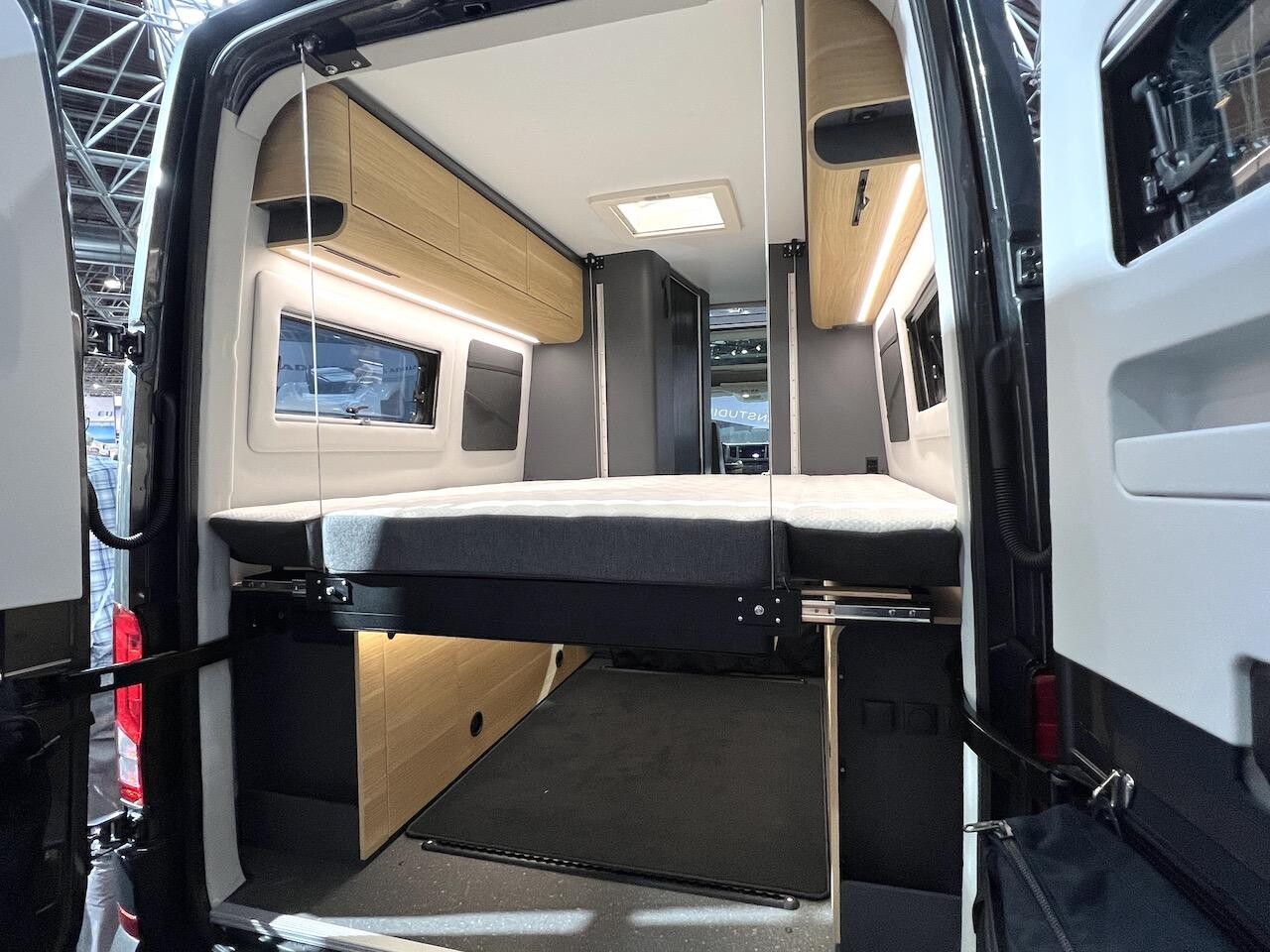 ▪️Adria Twin Max - Avant d'engager le mouvement du lit en actionnant la commande électrique, il faut rabattre les deux extensions latérales du matelas.