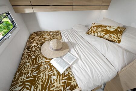 Composé de deux sommiers, le lit se relève côté soute pour libérer de la hauteur et côté cellule pour donner accès à différents volumes de rangement.