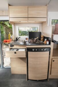 La cuisine profite d'une tablette rabattable pour augmenter l'espace de travail ou de dépose.