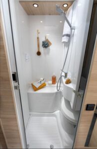 La salle de bain avec cloison pivotante permet de profiter d'une vraie douche.