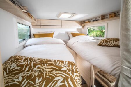 Disposés sur une grande soute garage, les lits jumeaux peuvent être réunis par un coussin intercalaire pour composer un couchage XXL.