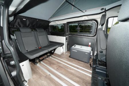 Sur le Dethleffs Globevan Camp Two, la glacière remplace les deux coffres.