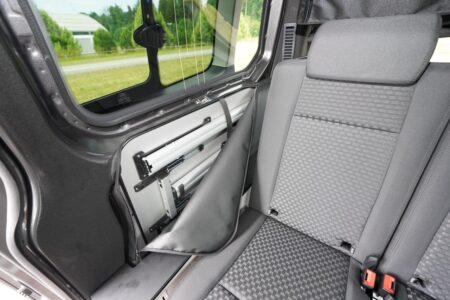 Une table innovante, accessible, équipée de pieds à réglages indépendants.