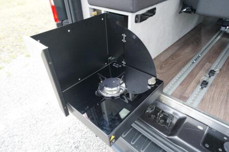 Un réchaud escamotable qui disparait dans l'épaisseur du coffre attenant.