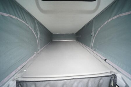 Un lit haut spacieux et confortable