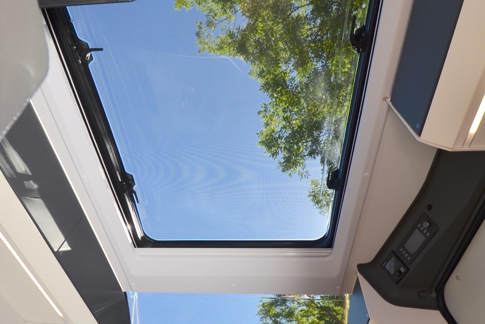 Si la hauteur intérieure est de 1,90m, elle atteint, sous le "Sunroof XL", 2 m de haut (+ 10 cm).