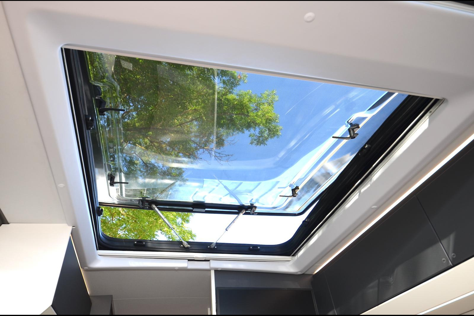 Le maxi-lanterneau peut être entrebâillé pour favoriser la ventilation du véhicule.