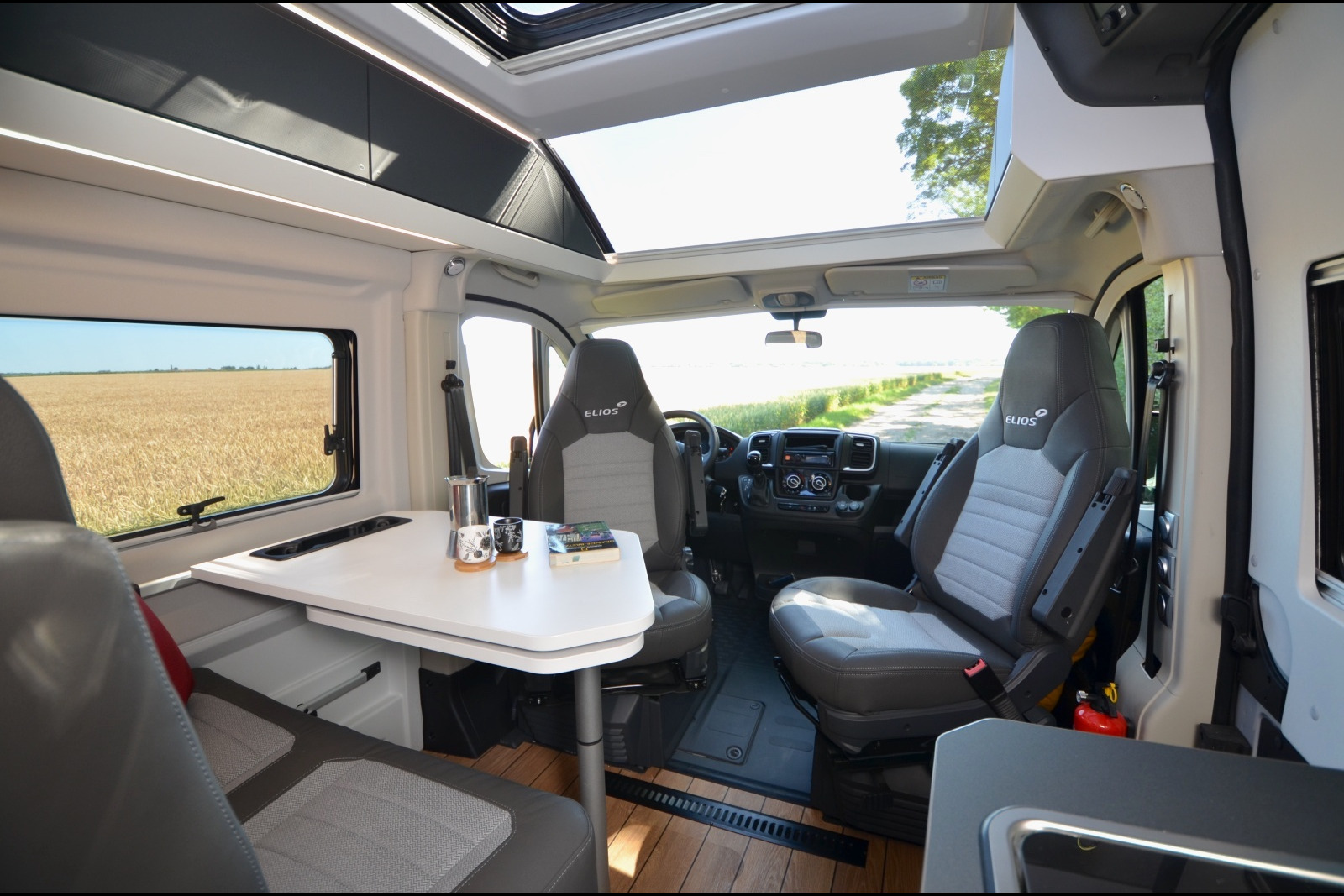 A l'avant, la table biseautée facilite le passage entre la cabine et l'habitacle.