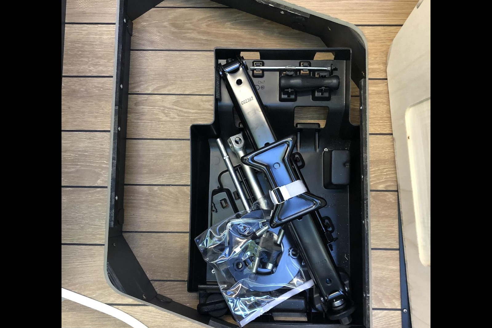 L'estrade du salon renferme un rangement supplémentaire.