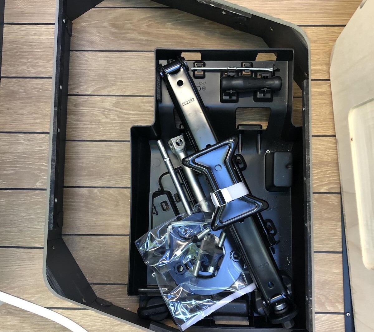 L'estrade du salon renferme un rangement supplémentaire.