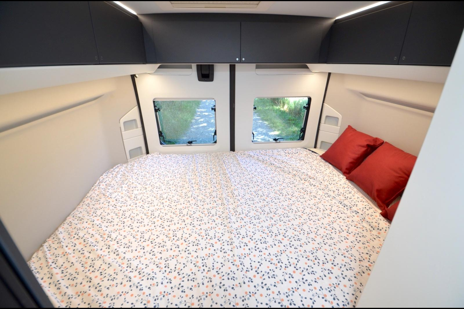 La zone chambre est ceinturée de placards de pavillon.