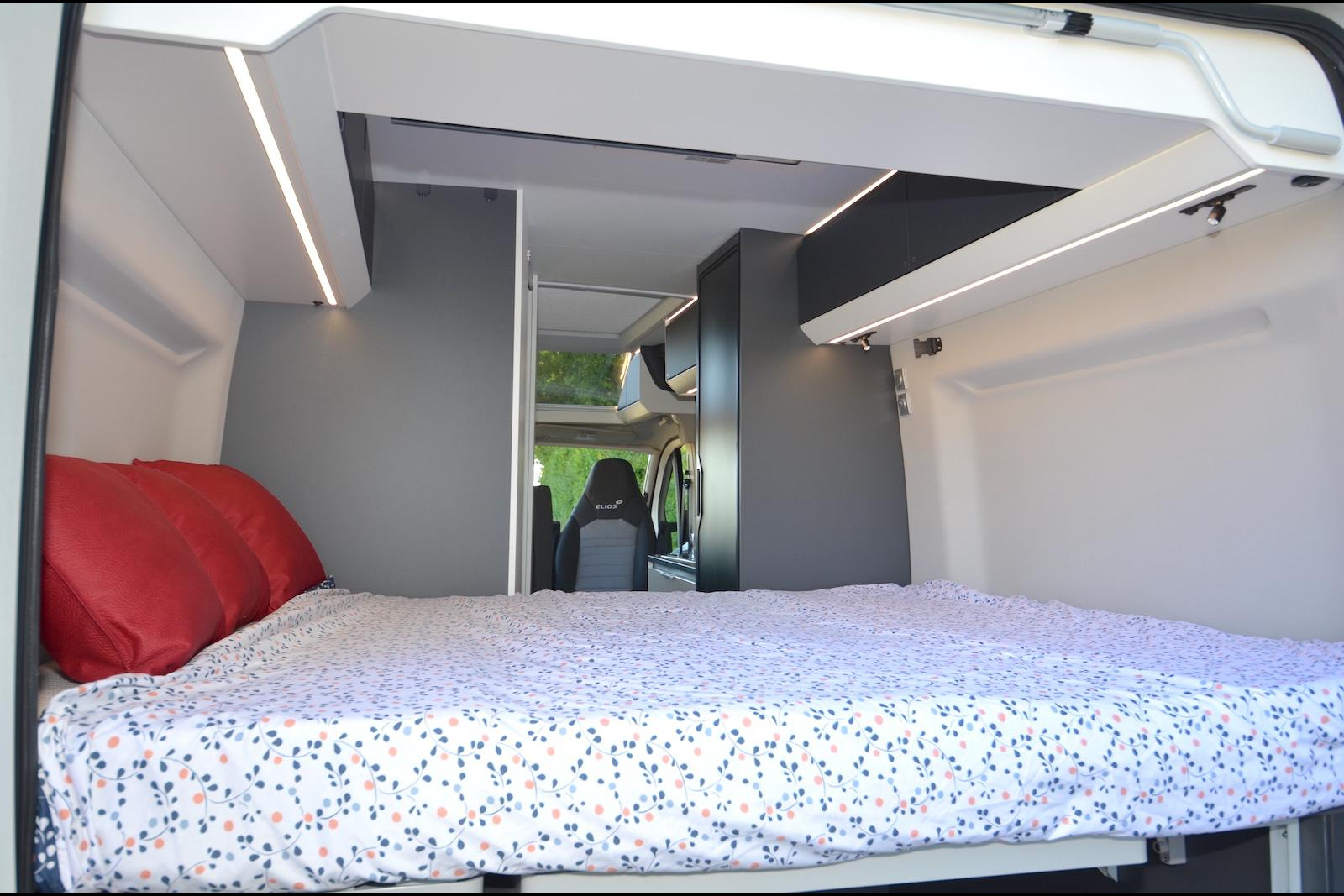 Le lit dans la largeur affiche des dimensions de 196 x 145 / 140 cm.