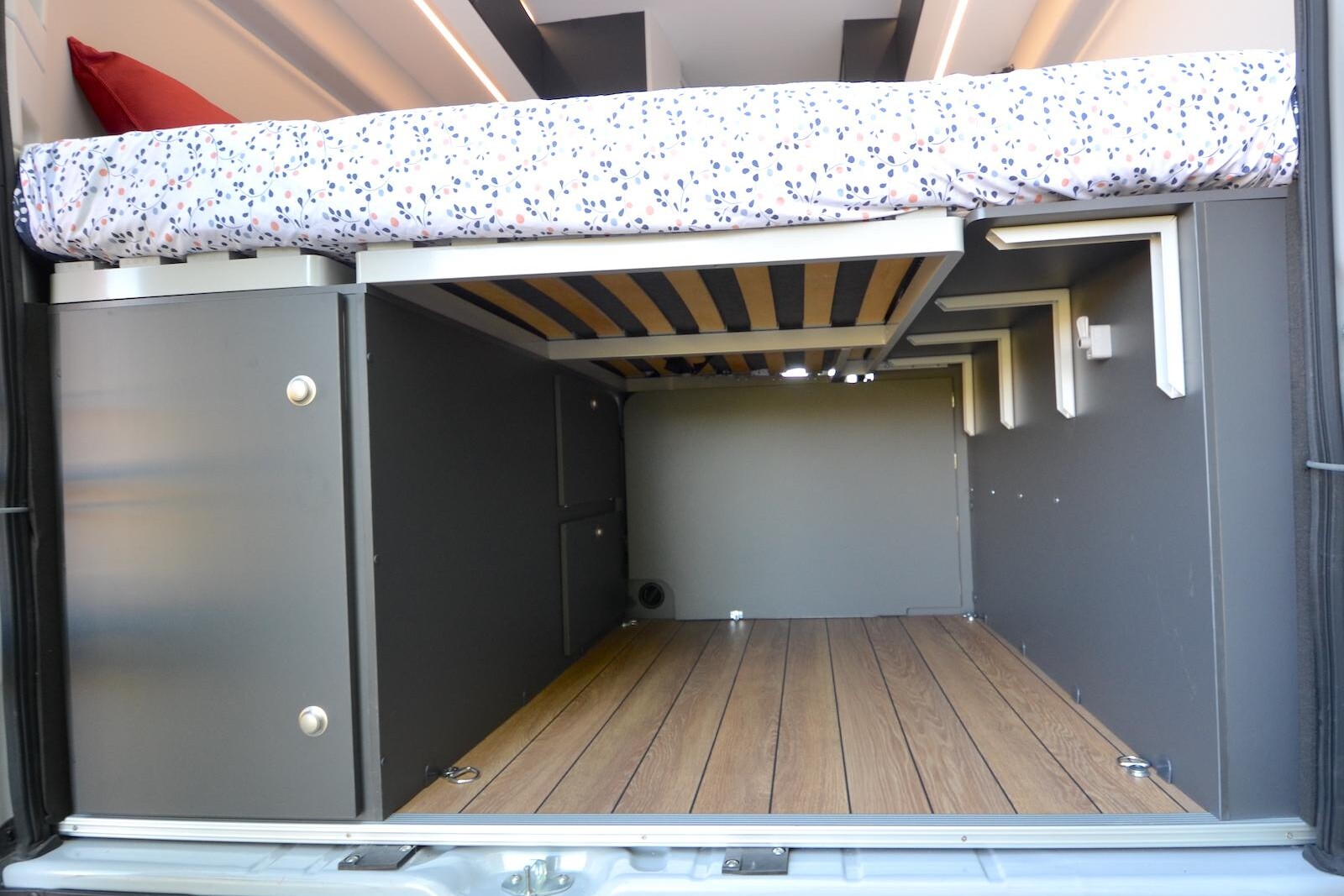 Le lit fait appel à un sommier à lattes et un matelas de haute qualité à ressorts.