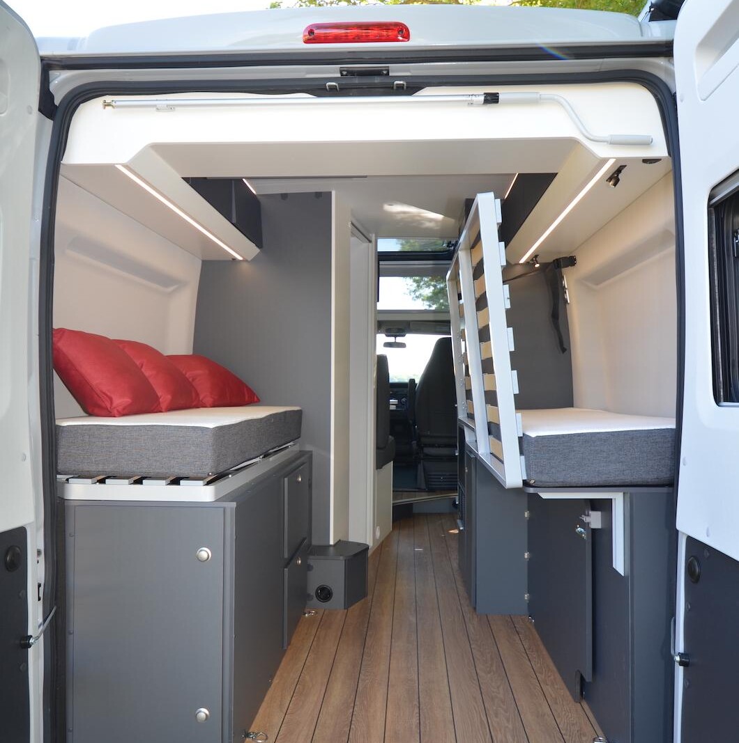 La partie centrale du sommier peut être relevée et maintenue via une attache afin de libérer un généreux volume de chargement. Un attribut classique de ce genre de plan, mais qui n’en reste pas moins pratique pour transporter des vélos ou du matériel encombrant.