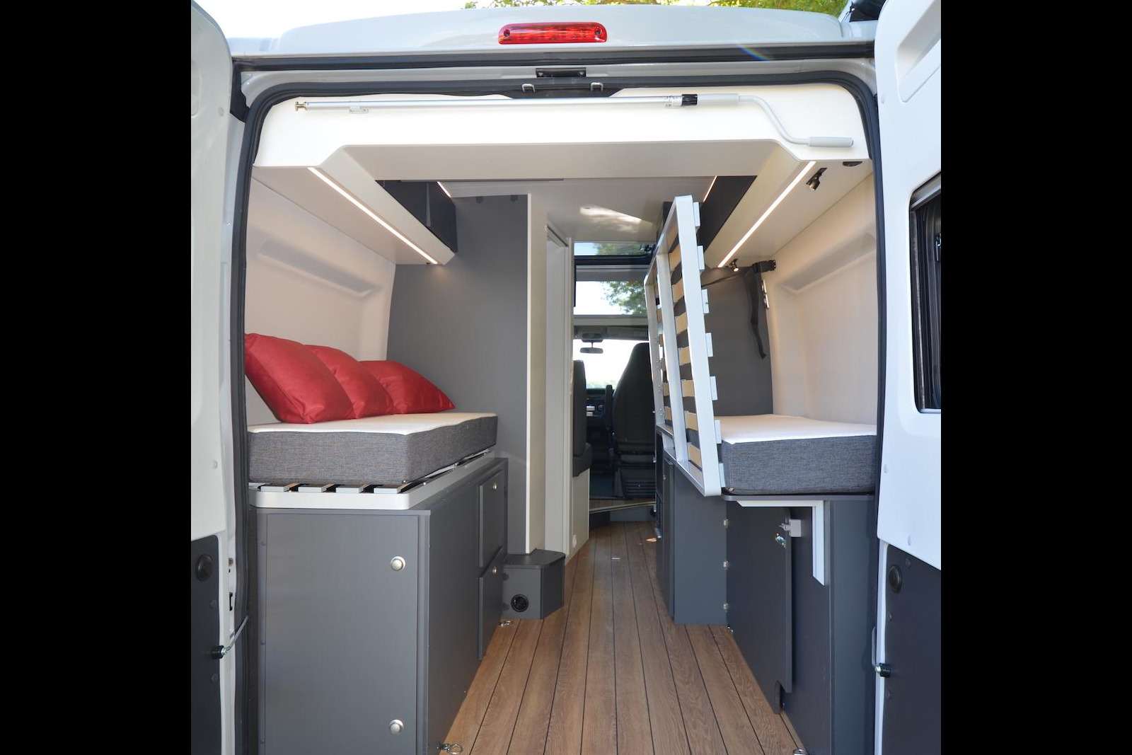 La partie centrale du sommier peut être relevée et maintenue via une attache afin de libérer un généreux volume de chargement. Un attribut classique de ce genre de plan, mais qui n’en reste pas moins pratique pour transporter des vélos ou du matériel encombrant.