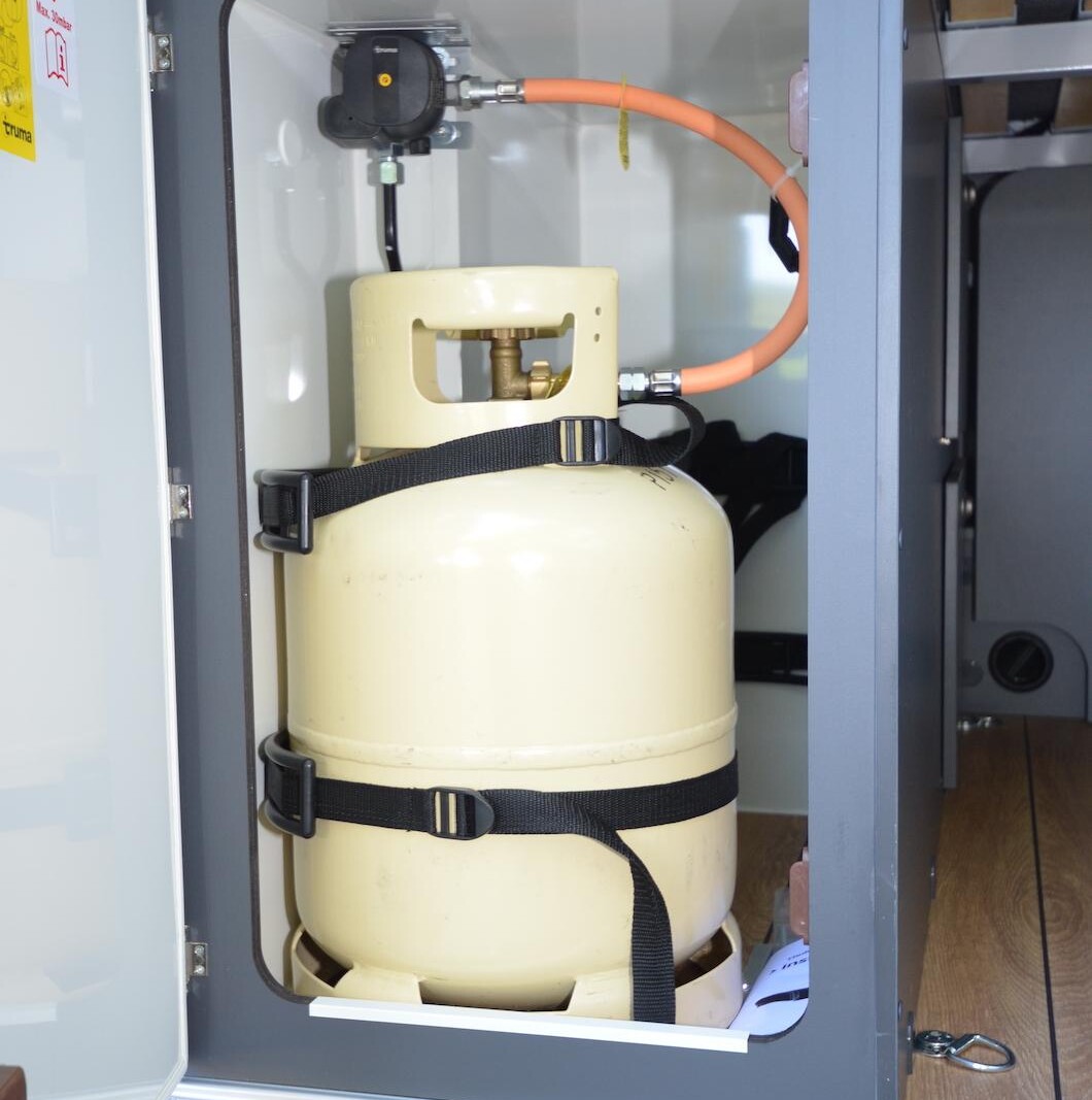 La soute prévoit un coffre pour deux bouteilles de gaz (13 kg chacune).