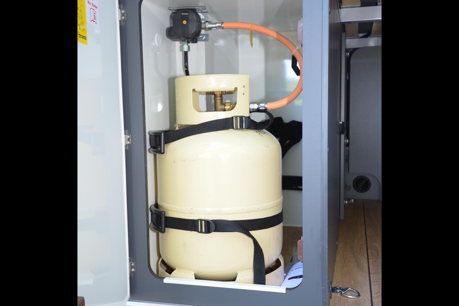 La soute prévoit un coffre pour deux bouteilles de gaz (13 kg chacune).