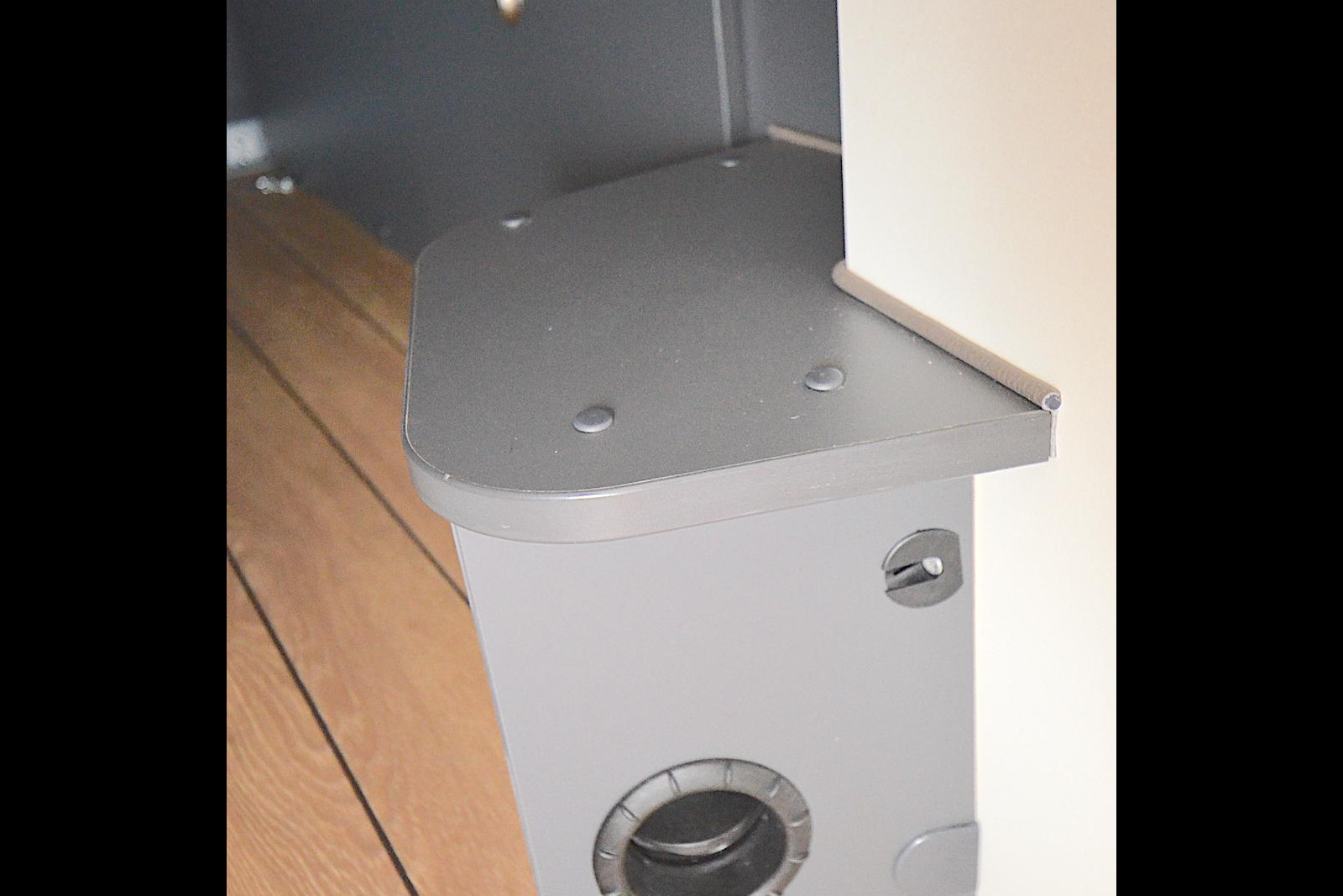 Marche d'accès au lit de 16 cm de haut.