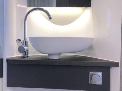 On aime la jolie vasque design et son robinet en col de cygne.