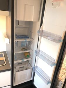 Notre modèle d'essai était équipé d'un grand frigo de 138L. Mais il est également possible de retenir un modèle plus petit, accompagné d'une penderie en partie basse.