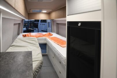 S'il est possible de réunir les deux lits, cette solution supprime l'accès aux rangements au centre (photo : Messe Düsseldorf / ctillmann)