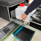 Reimo Weekender 2 - pour éviter de déplacer le bidon d'eau, une astucieuse découpe à hauteur du robinet.