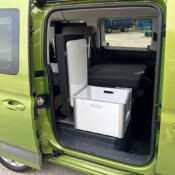 Reimo Weekender 2 - des caissons de rangement peuvent remplacer les sièges amovibles en rang 2.