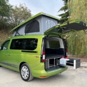 Reimo Weekender 2 - à l'abri du hayon, une petite cuisine montée sur coulisses.